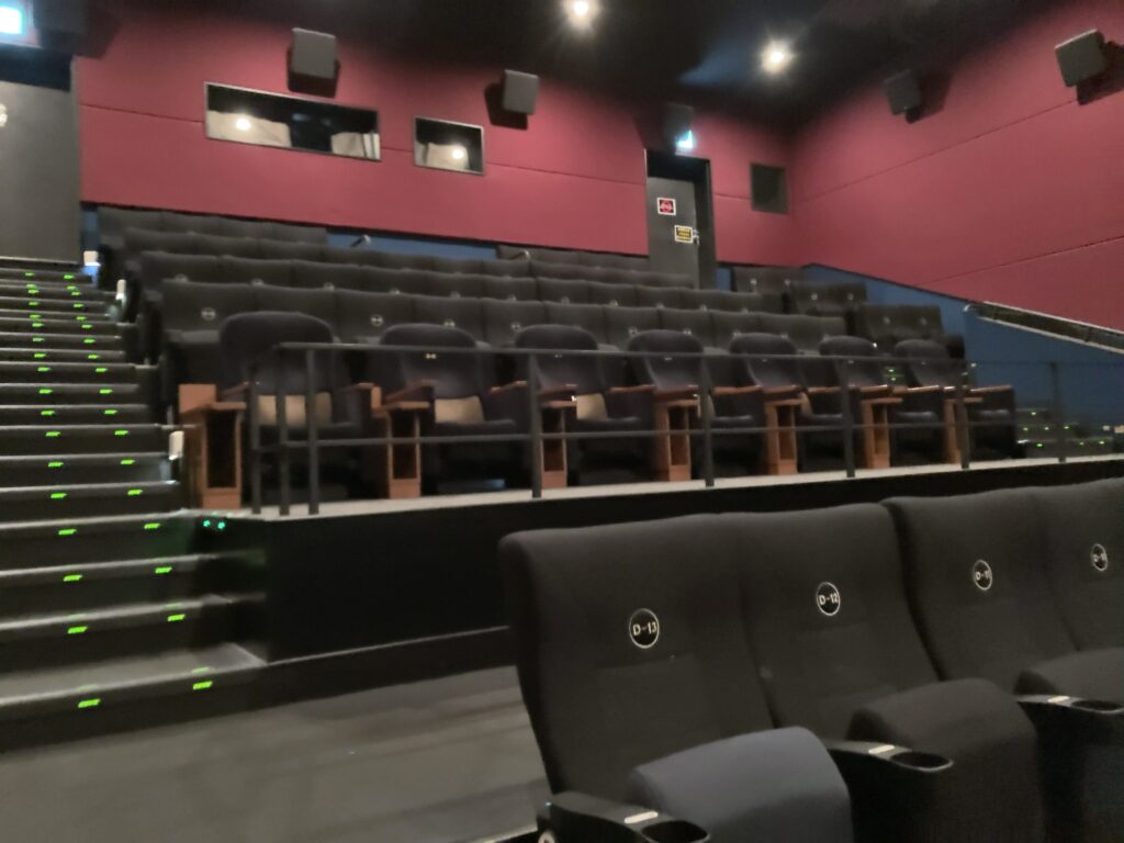 映画館の座席風景。

